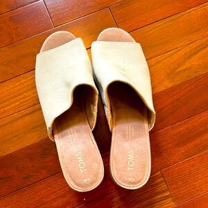 Women’s Tom’s sandals. Beige. Great condition only worn a few times. Size 9.